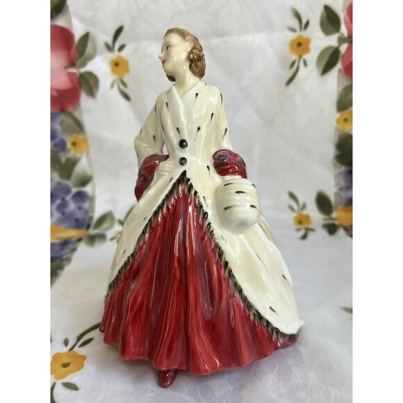 Vintage Royal Doulton “The Ermine Coat” Figurine HN1981, C. 1945 - Picture 7 of 8